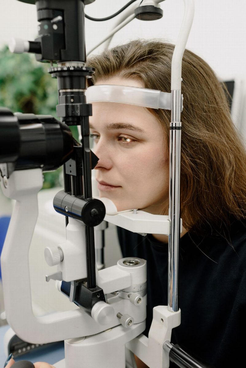 Bladeless femtosecond LASIK at the slit lamp